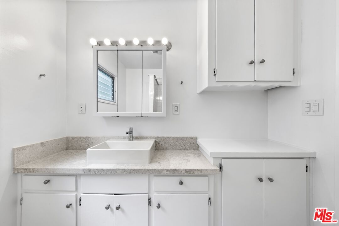 1037 11th St Unit: 1
