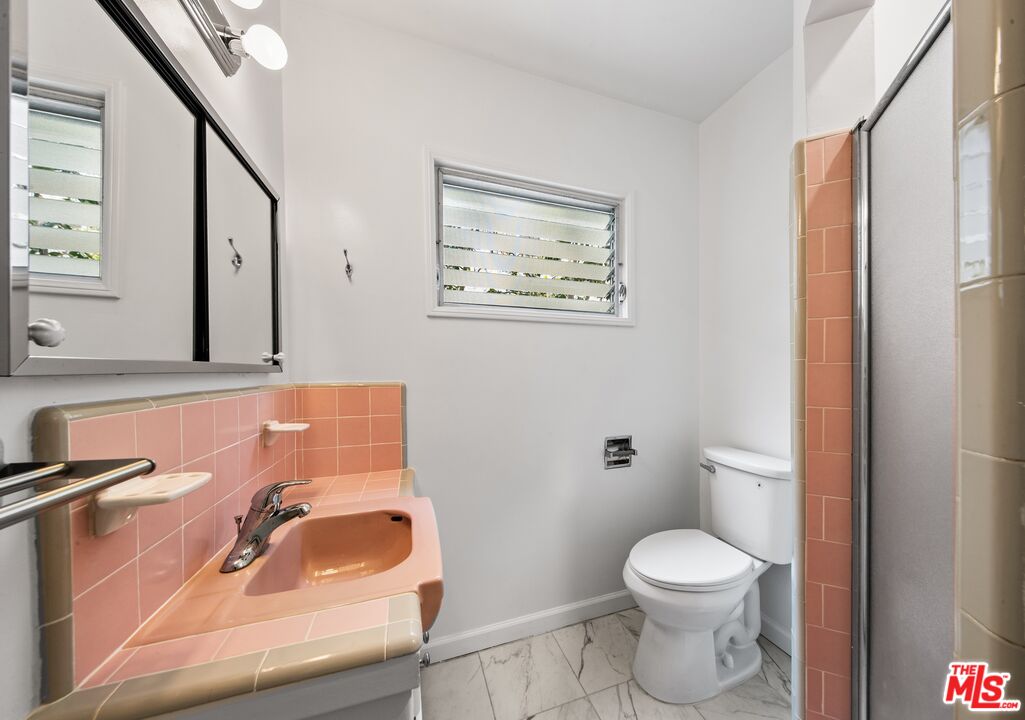1037 11th St Unit: 1