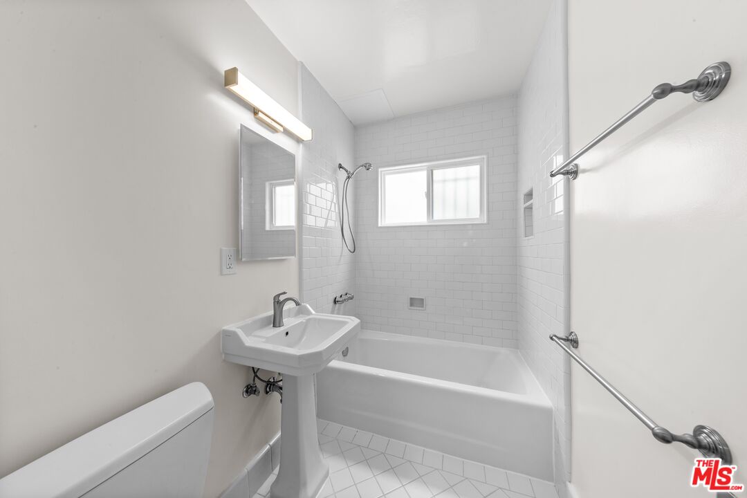 913 20th St Unit: 1