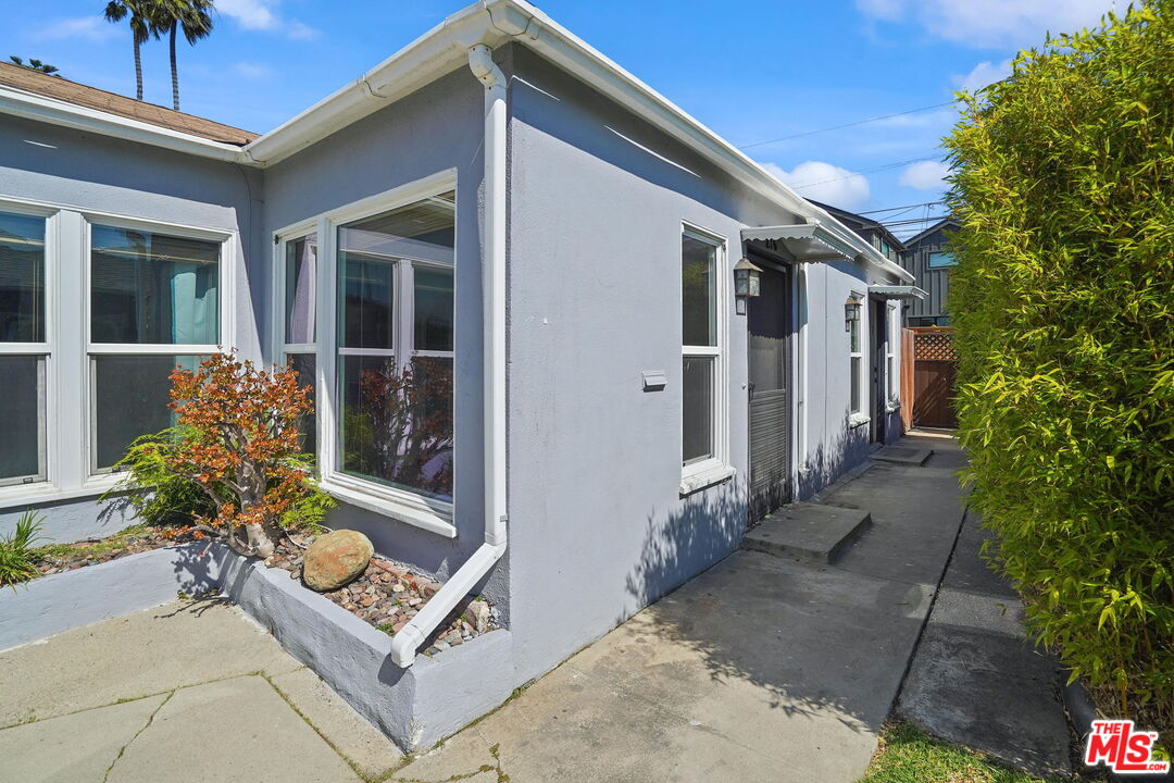 216 6th AVE