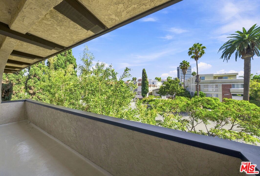 1246 Euclid St Unit: 6