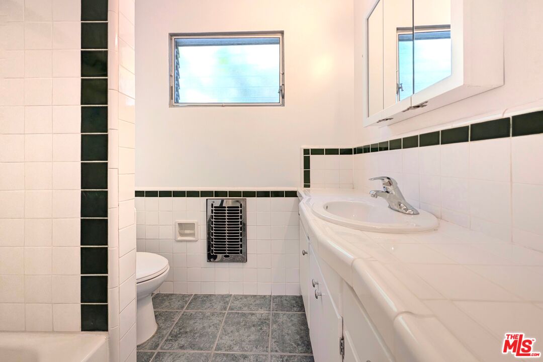 1037 11th St Unit: 2