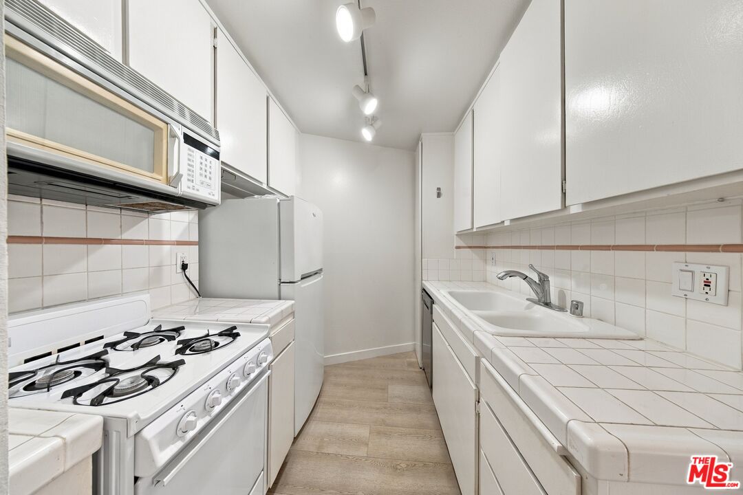 2045 4th St Unit: 208B