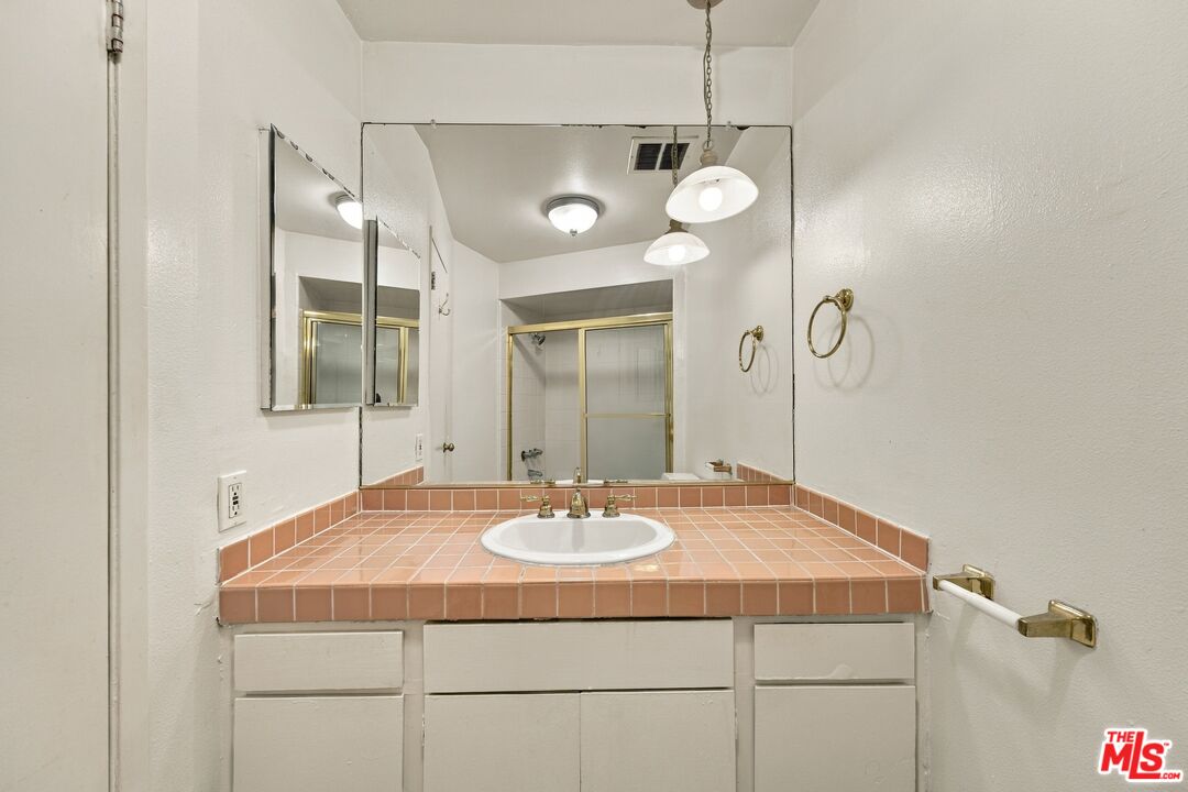 2045 4th St Unit: 208B