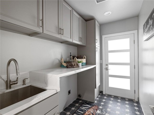 9 Lantana PL