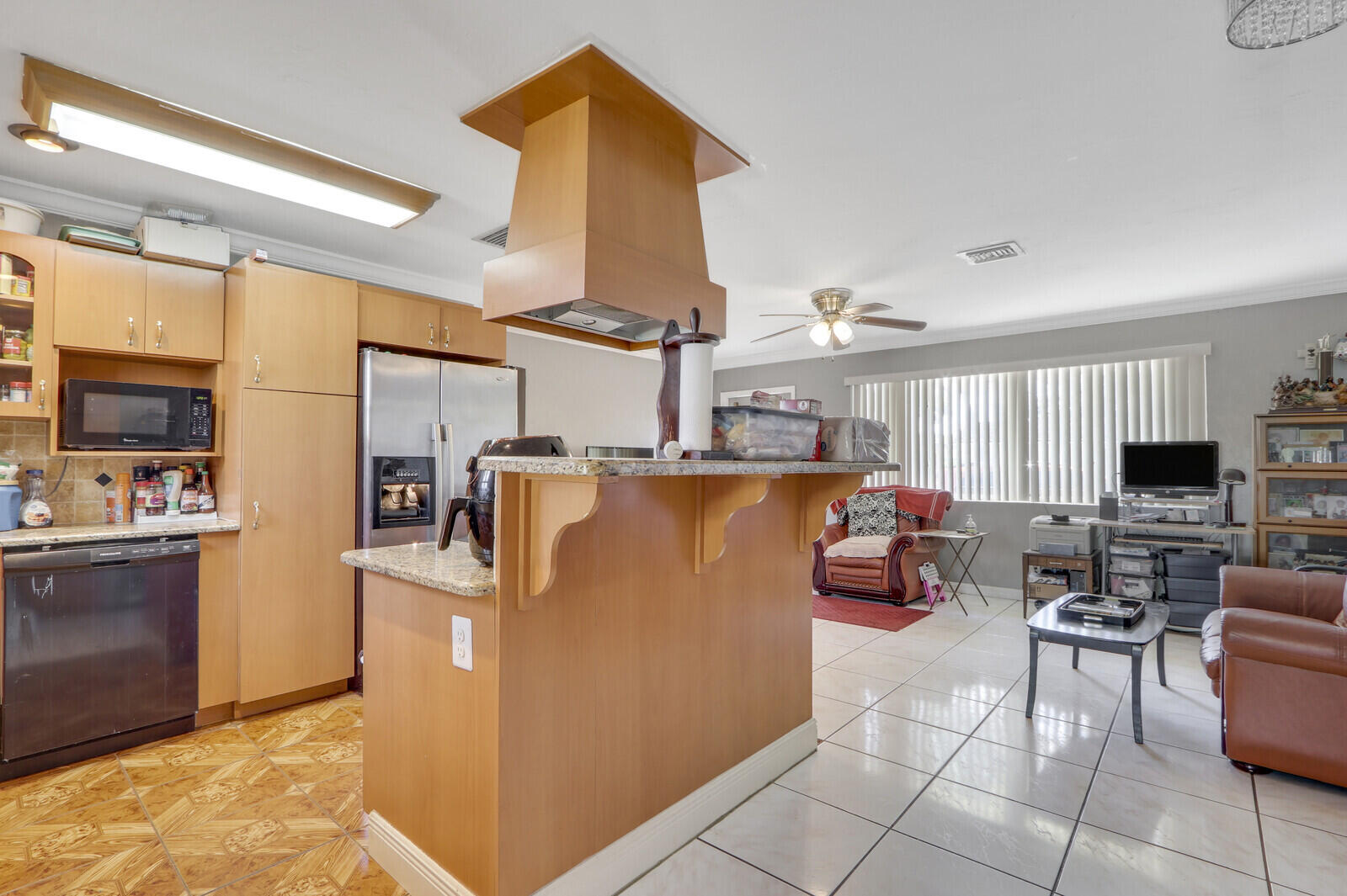 934 W 2nd Street