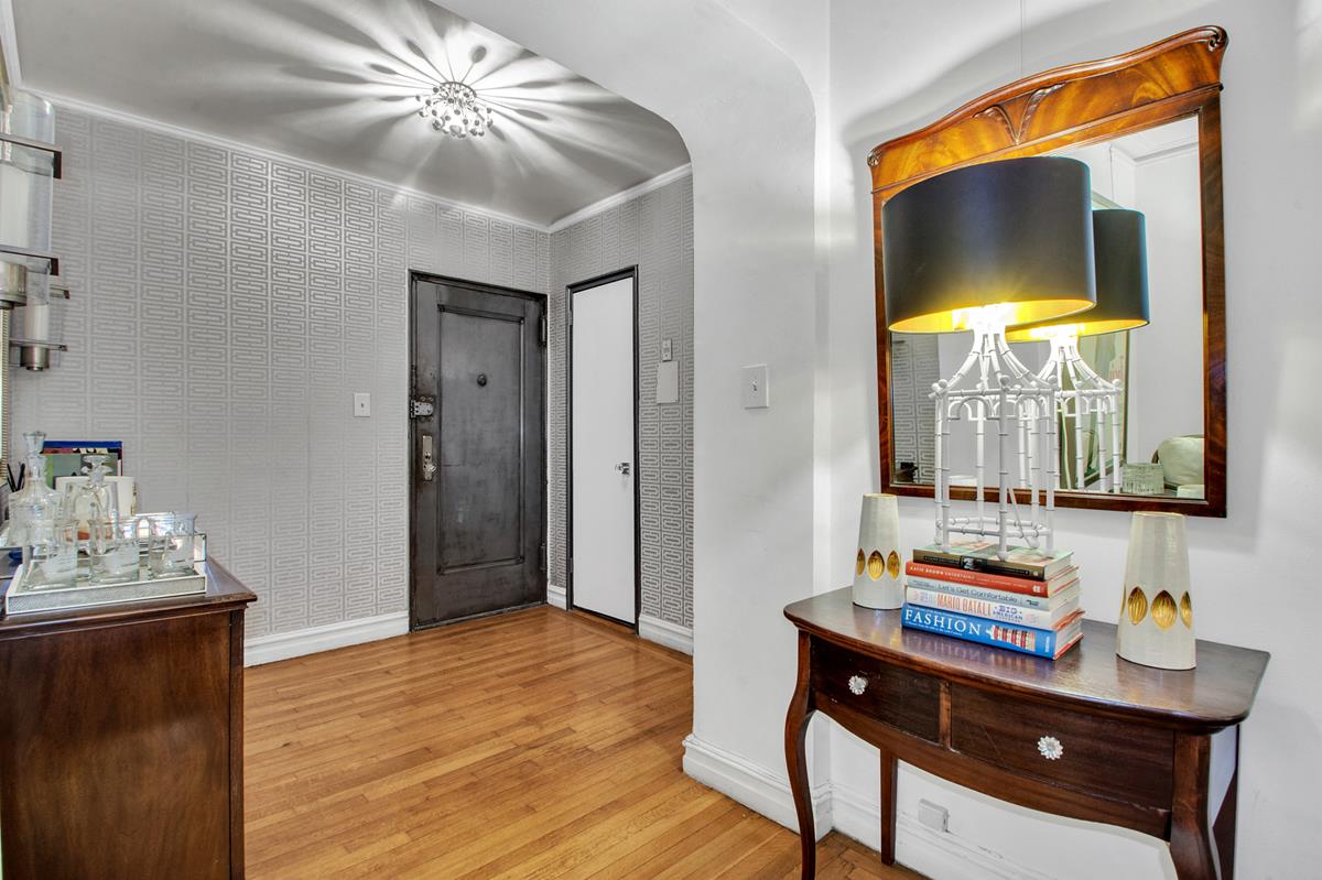 222 E 35th Street 1E