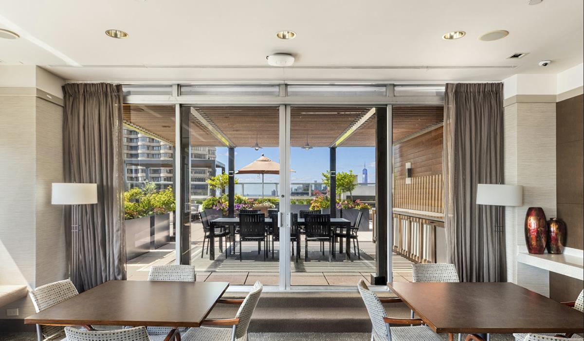 300 E 40th Street 28-P