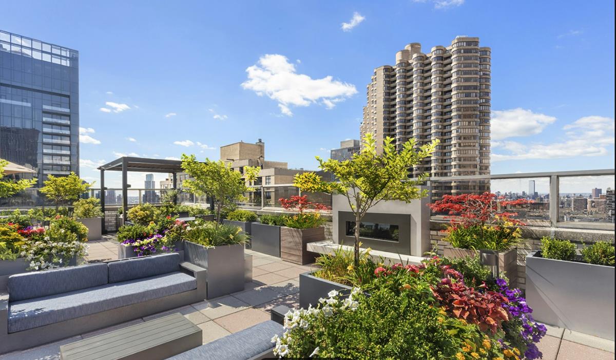 300 E 40th Street 28-P