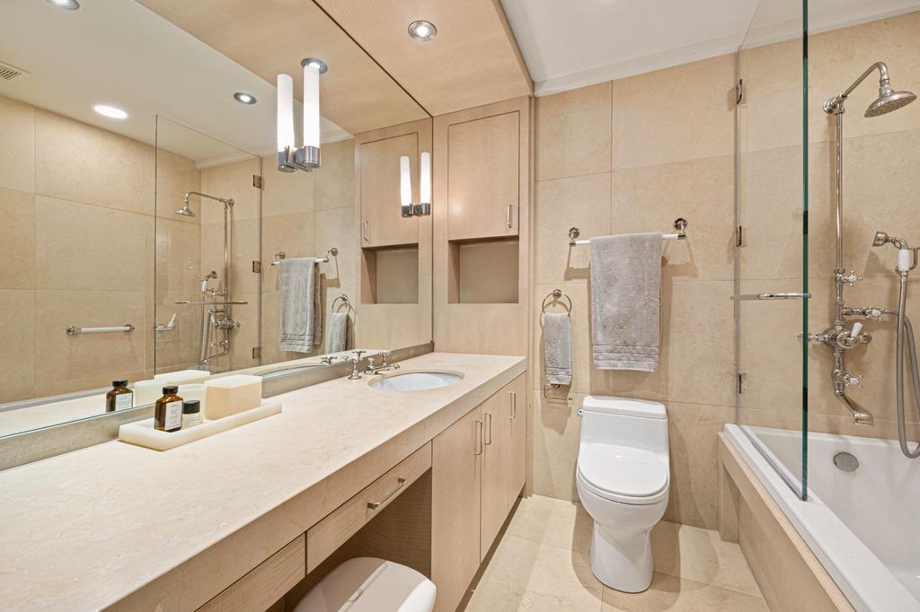 700 Park Avenue 9A