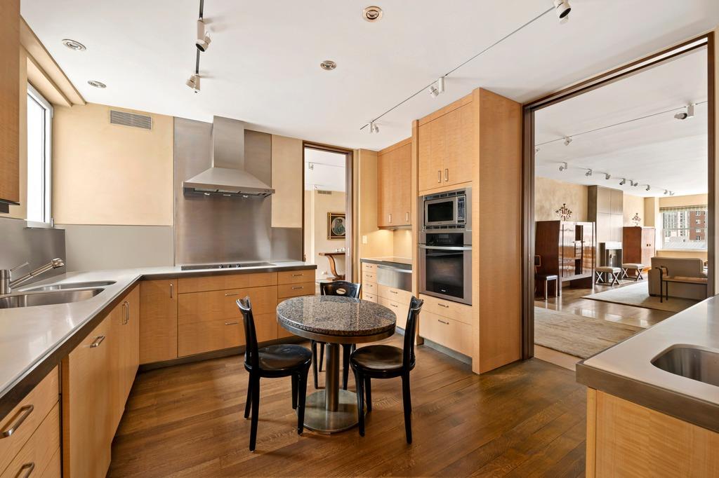 700 Park Avenue 9A