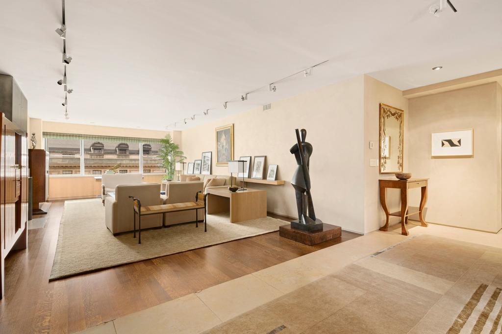 700 Park Avenue 9A