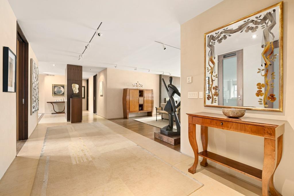700 Park Avenue 9A