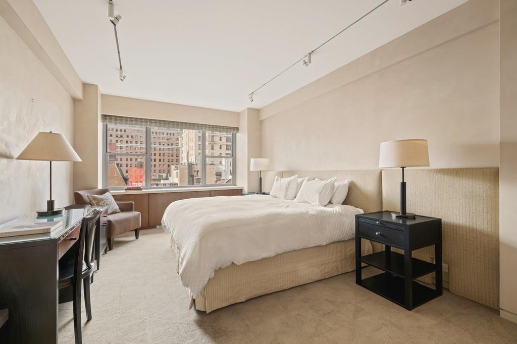 700 Park Avenue 9A