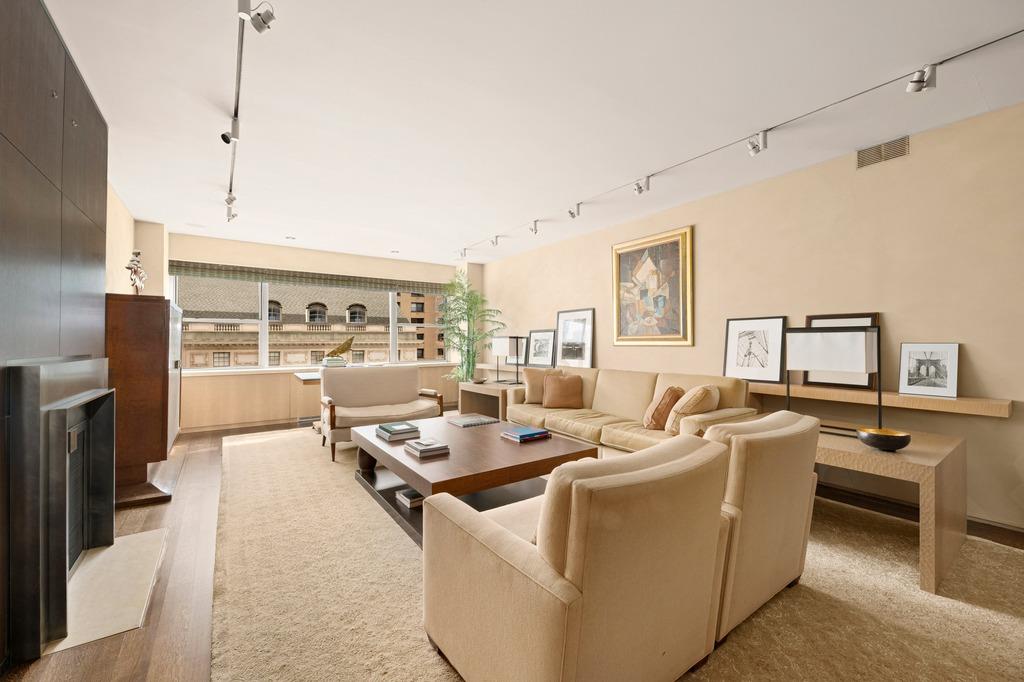 700 Park Avenue 9A