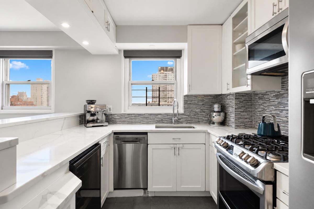 400 E 77th Street 19A