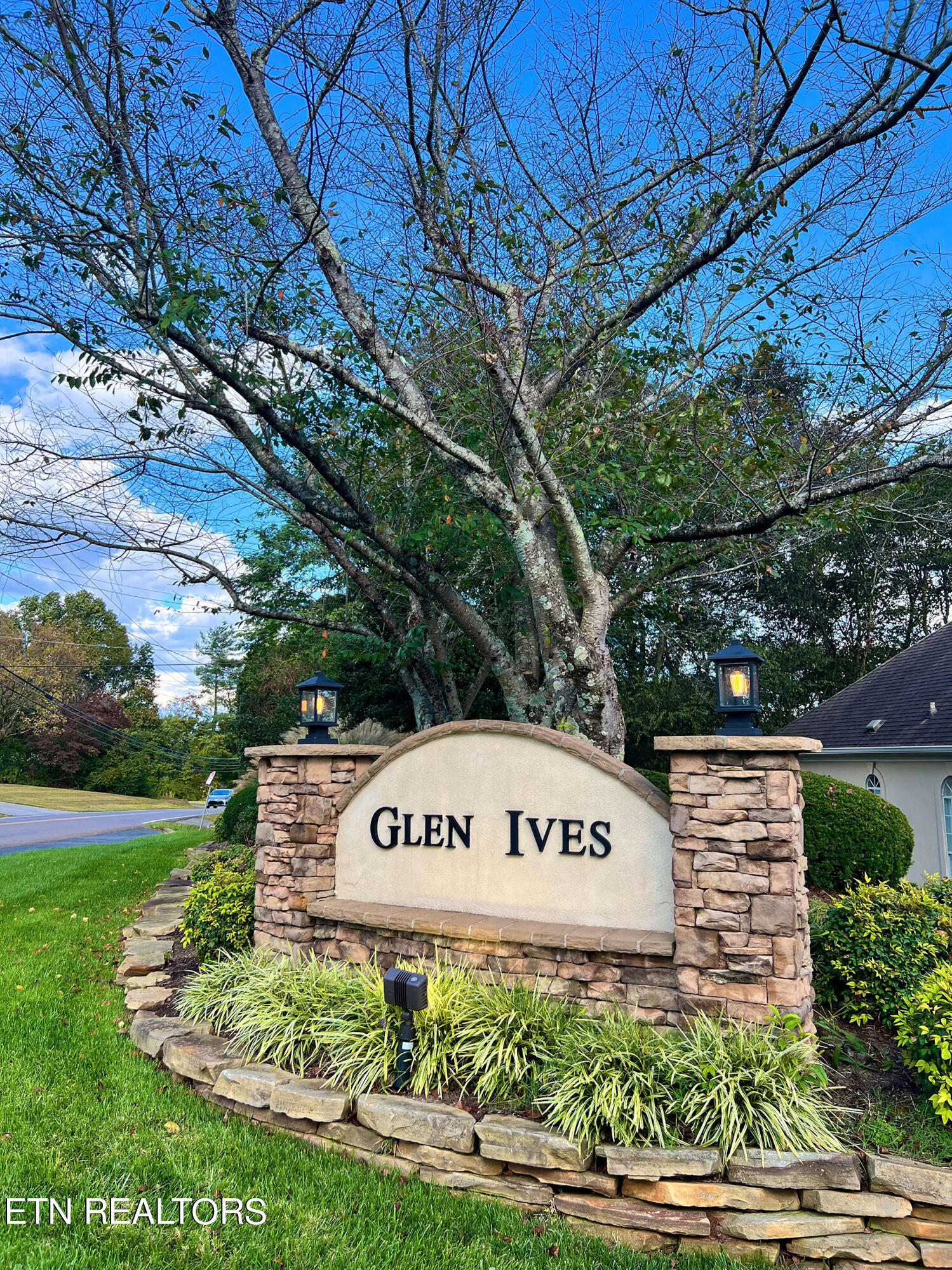 539 Glen Ives Way