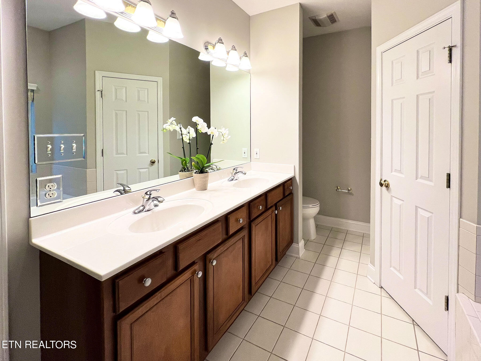 539 Glen Ives Way