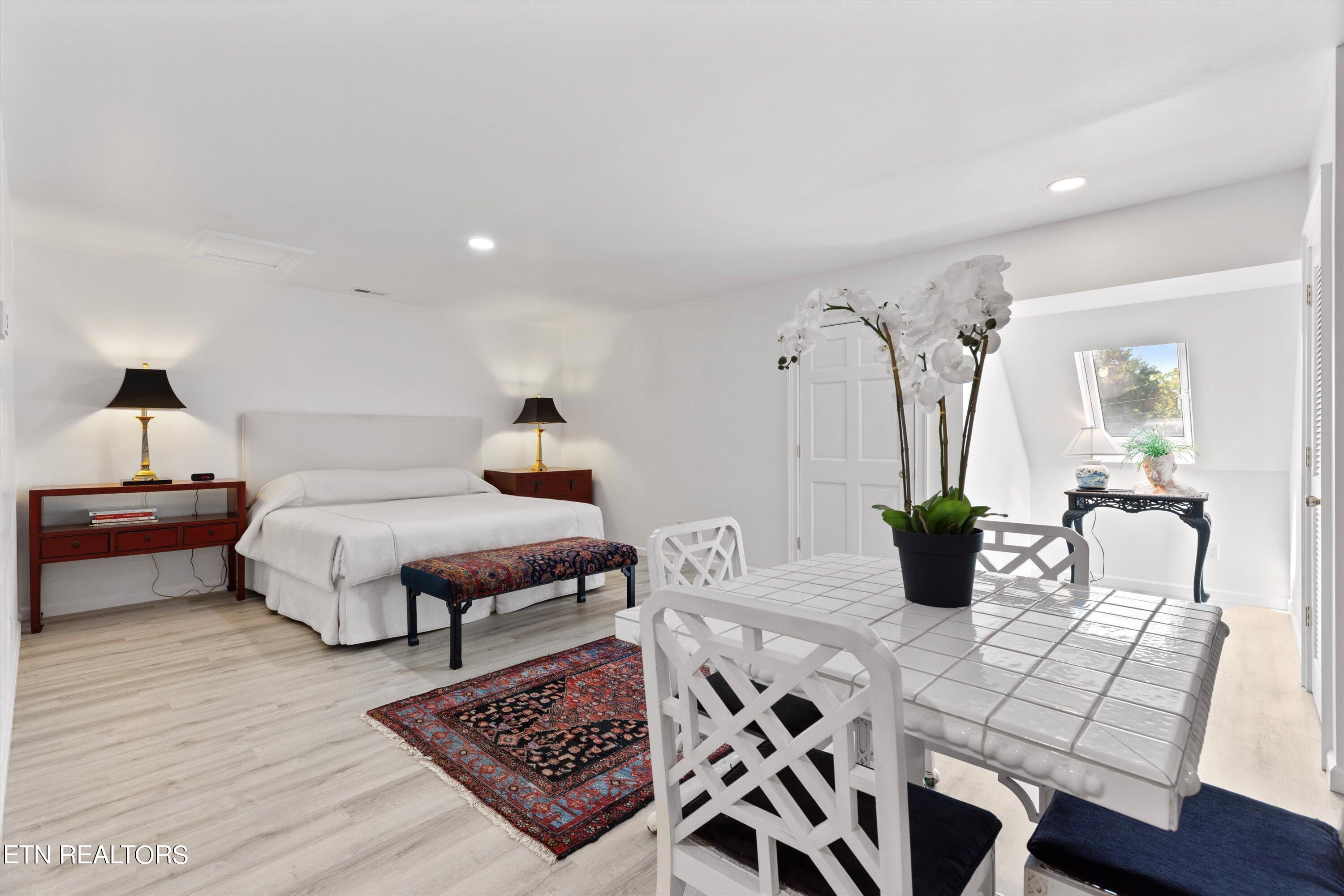 3340 Kingston Pike, 4