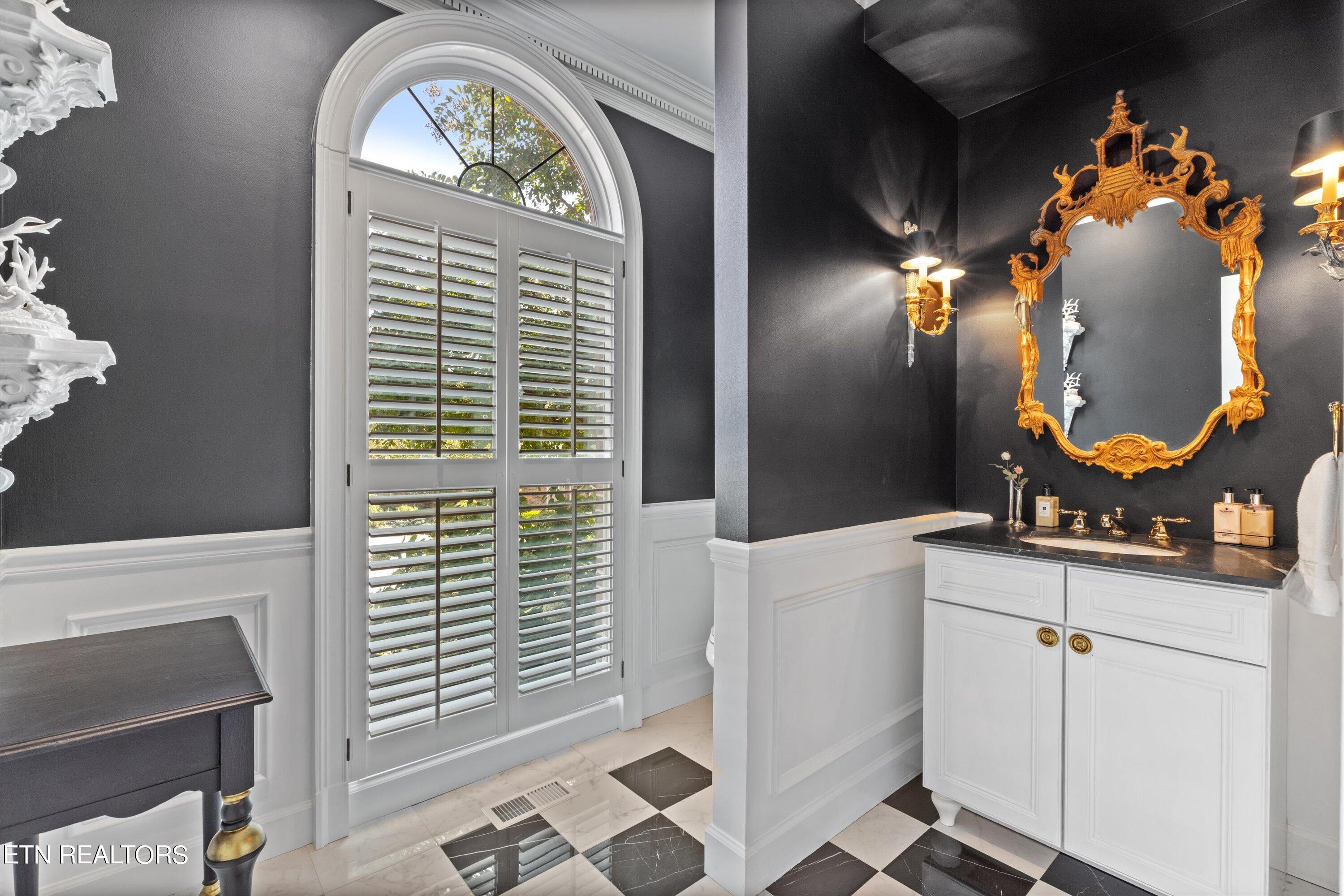 3340 Kingston Pike, 4