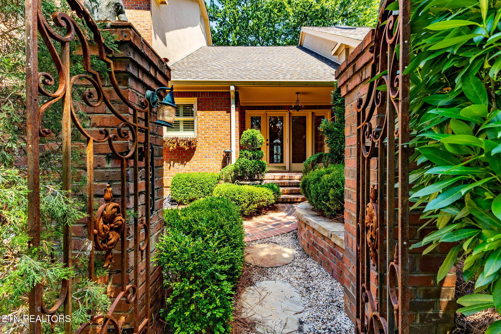 7910 Woodland Brae