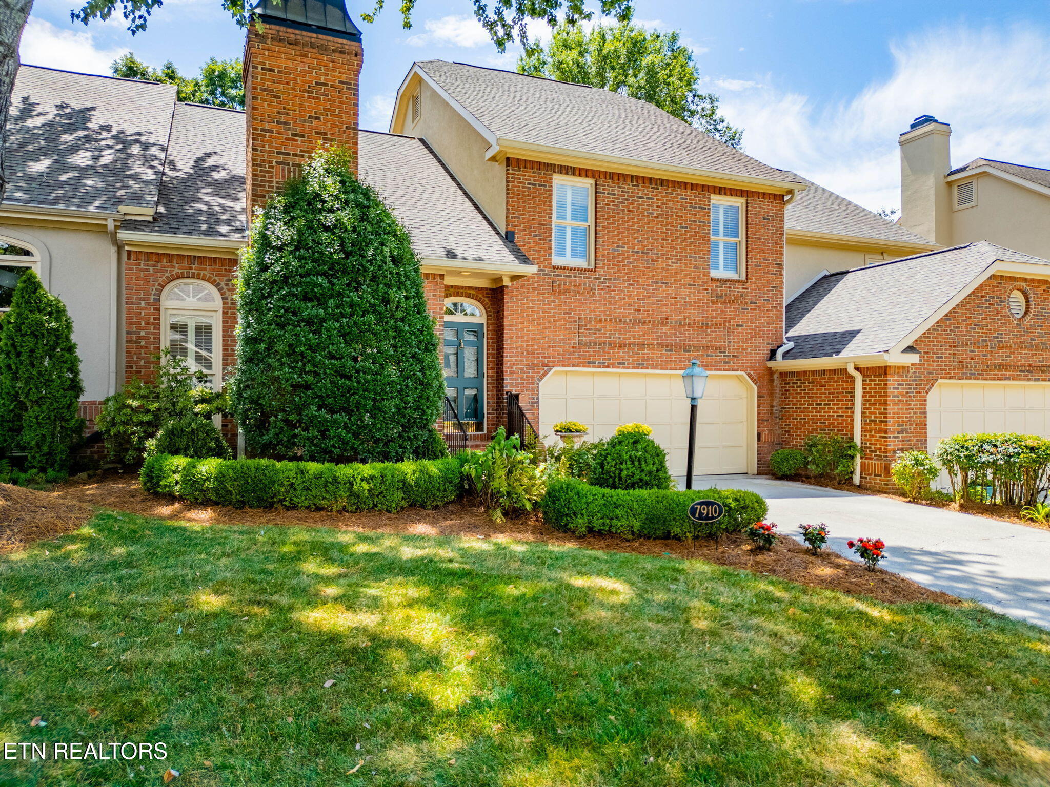 7910 Woodland Brae