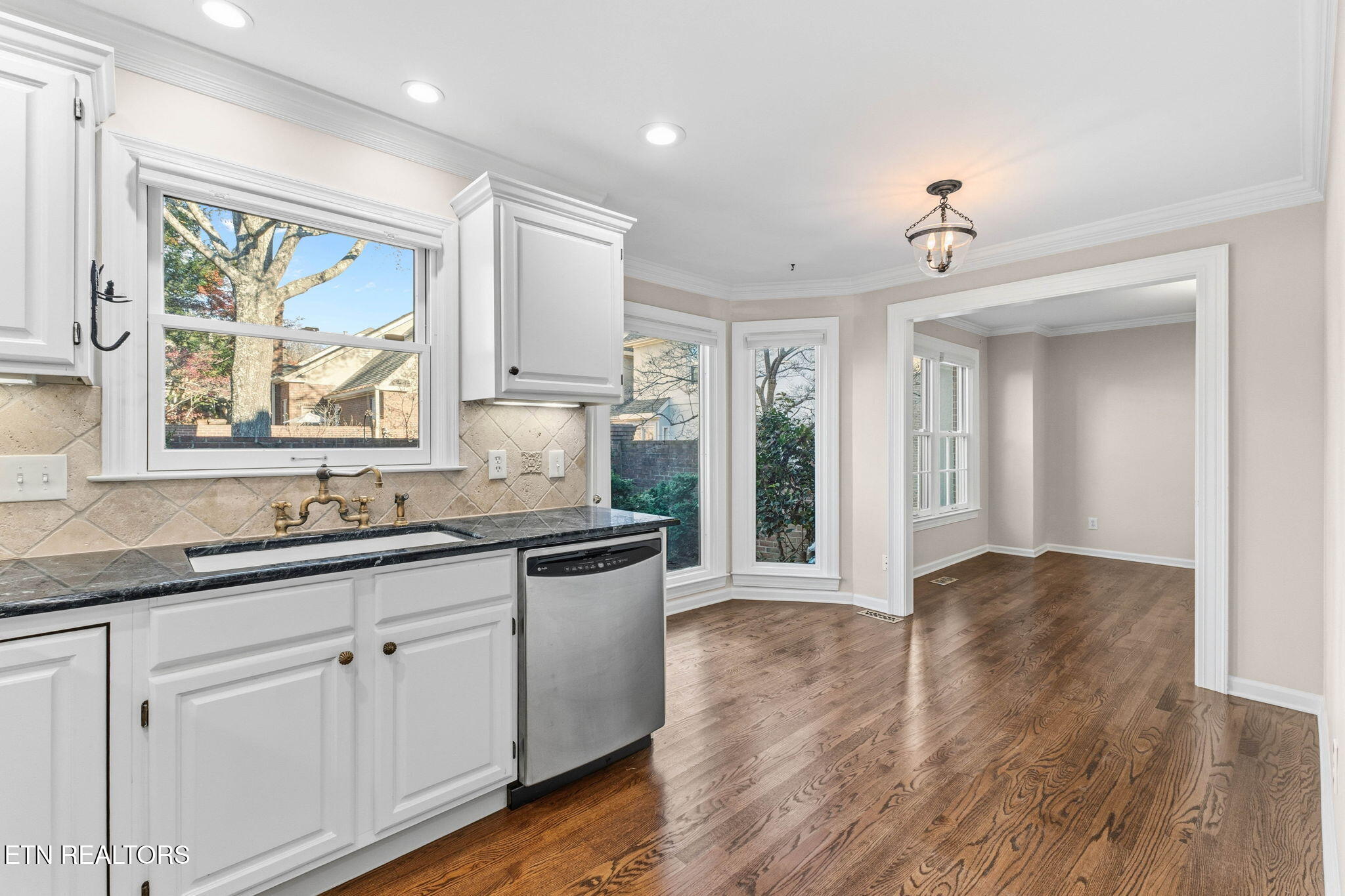 916 Highland Point Drive