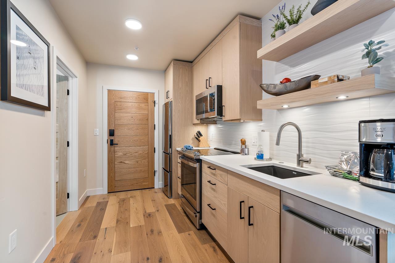 720 Village Dr Unit: 211