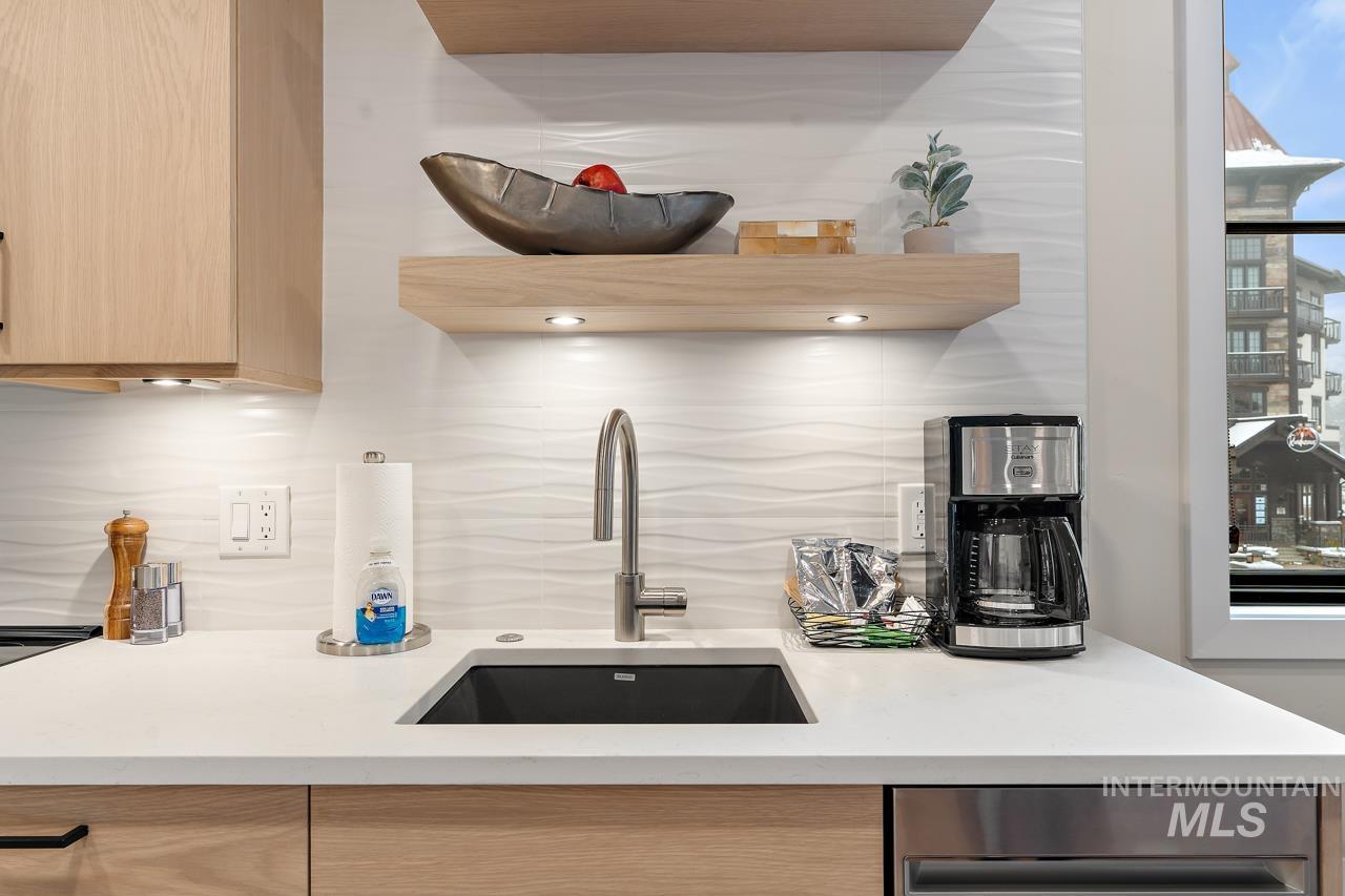 720 Village Dr Unit: 211