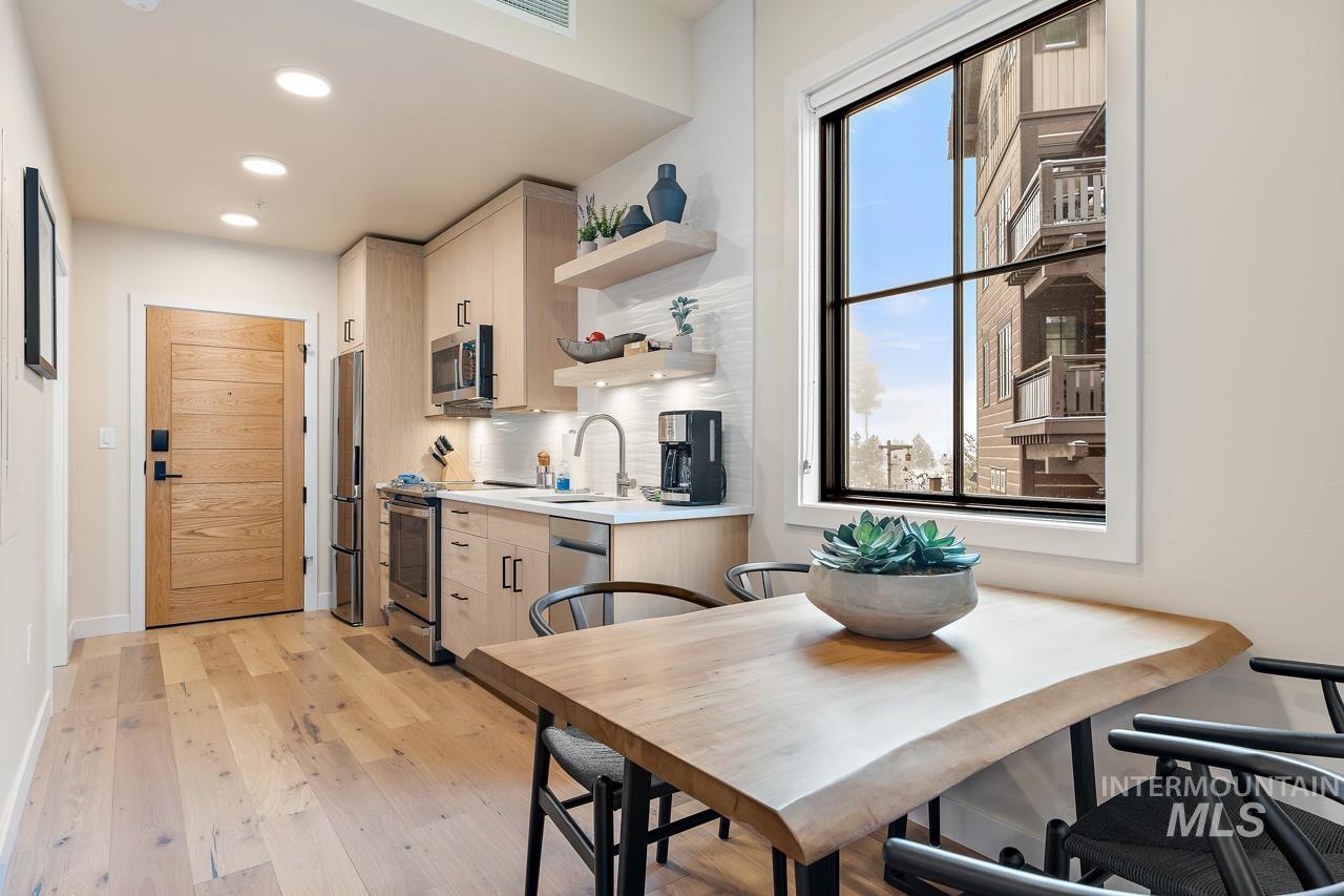 720 Village Dr Unit: 211