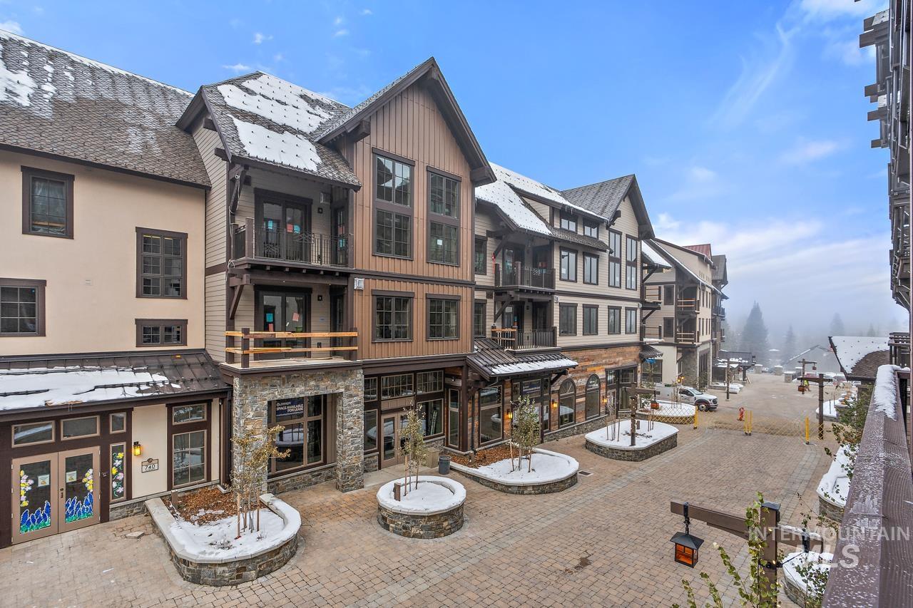 720 Village Dr Unit: 211