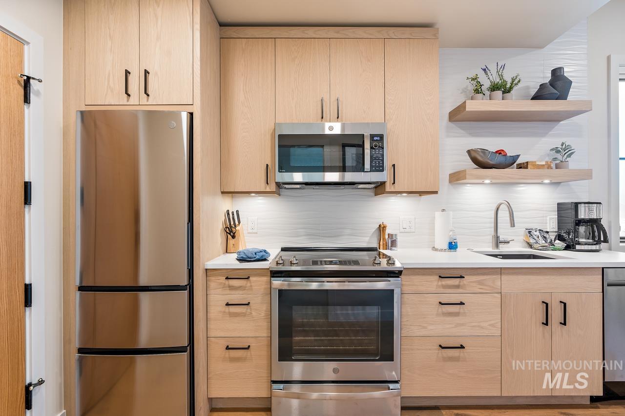 720 Village Dr Unit: 211