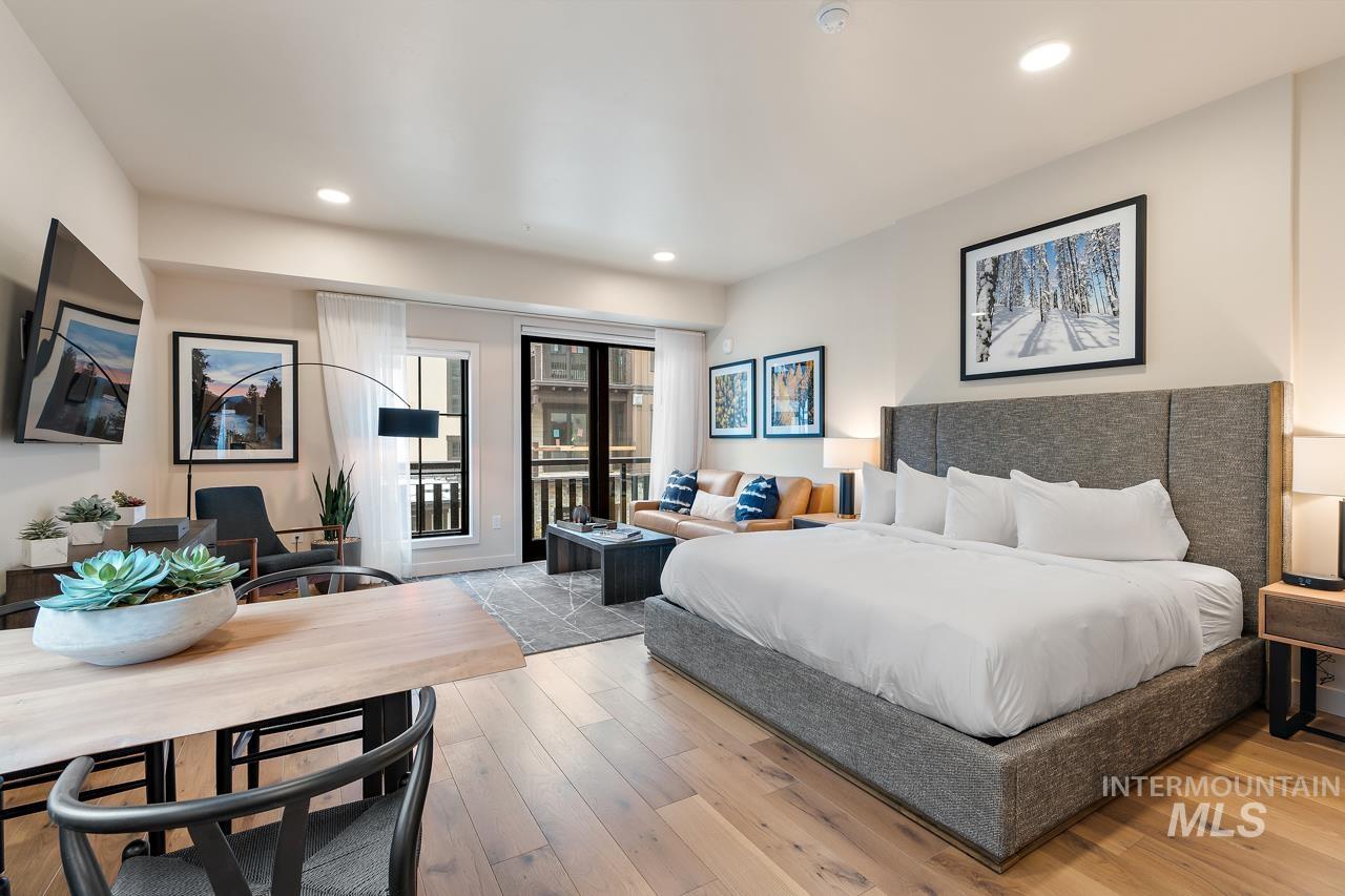 720 Village Dr Unit: 211