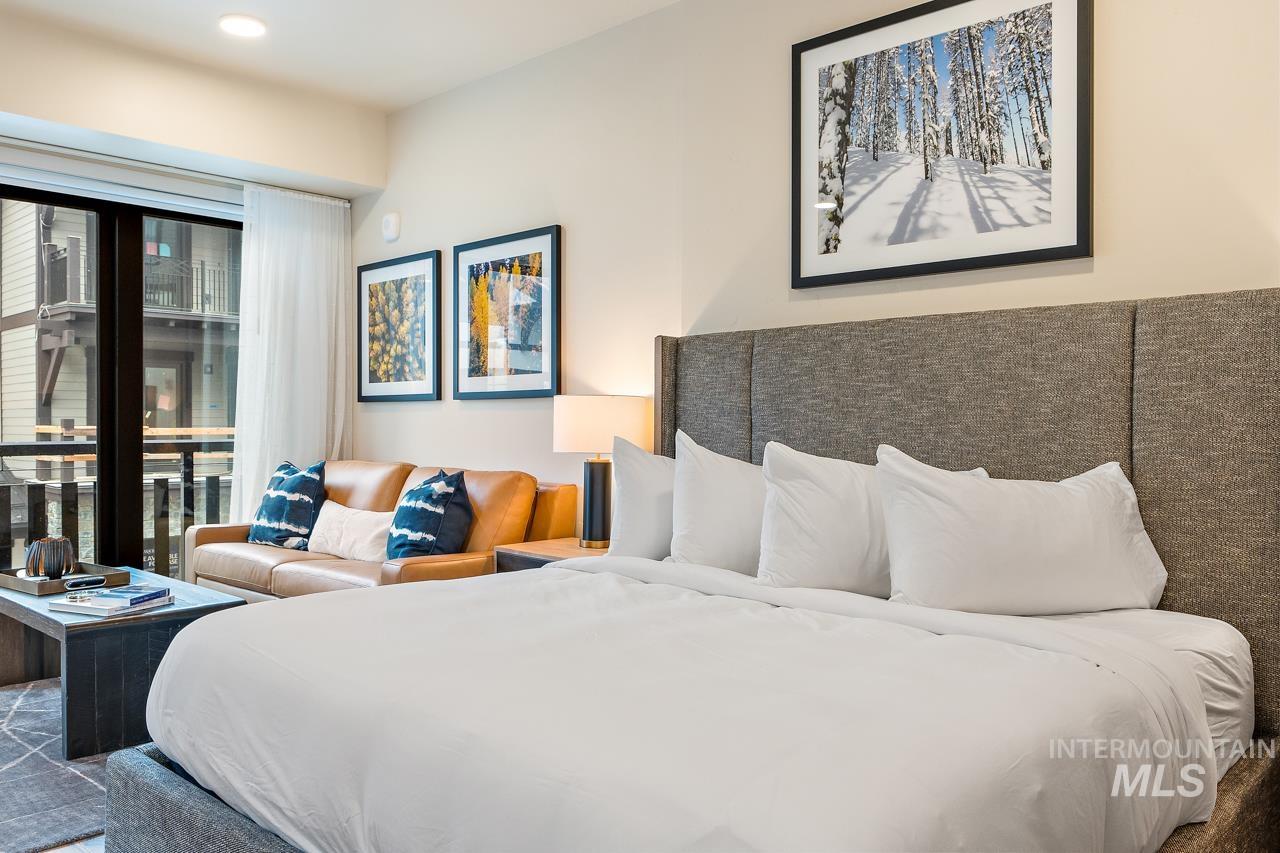720 Village Dr Unit: 211