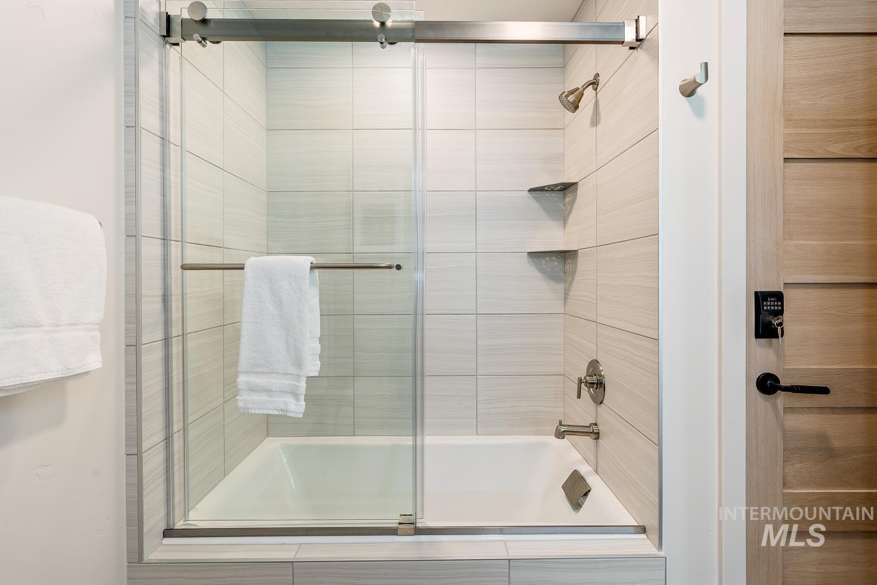 720 Village Dr Unit: 211