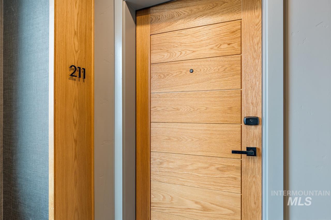 720 Village Dr Unit: 211
