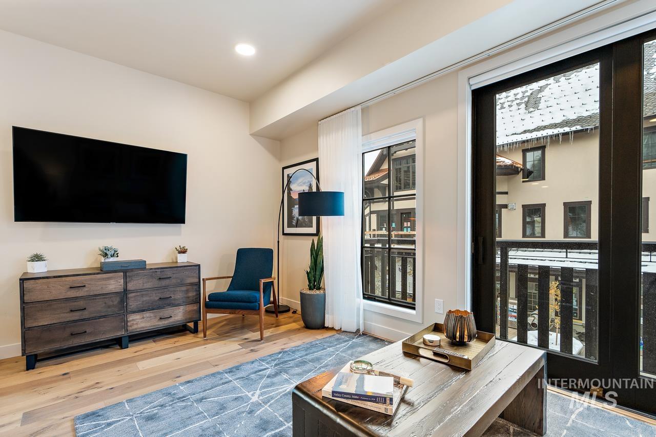 720 Village Dr Unit: 211