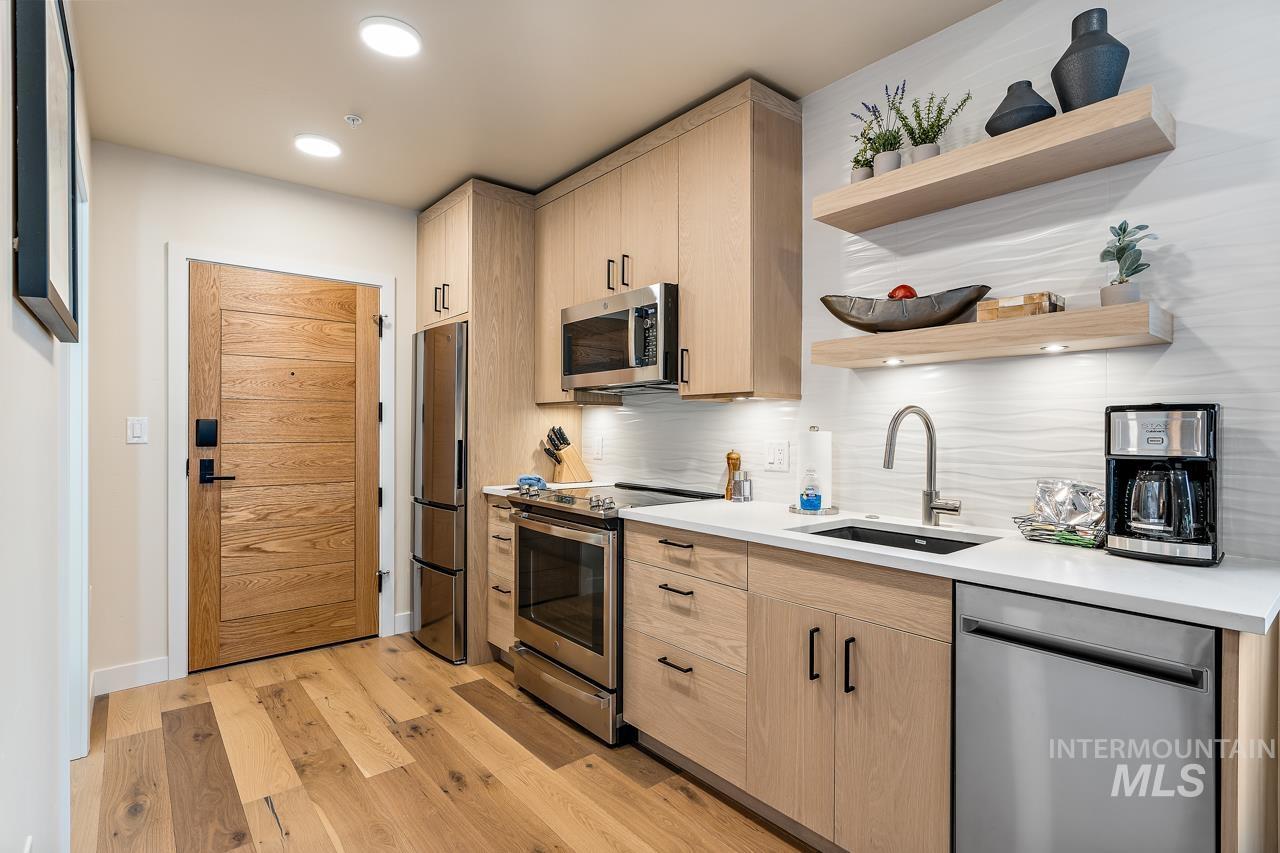 720 Village Dr Unit: 211