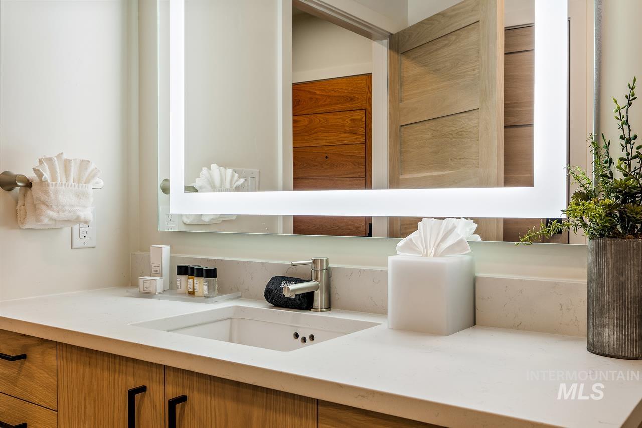 720 Village Dr Unit: 211