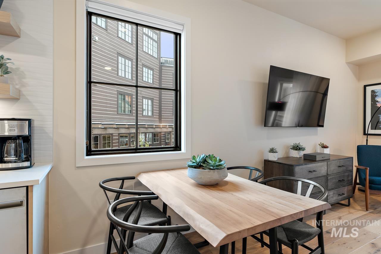 720 Village Dr Unit: 211