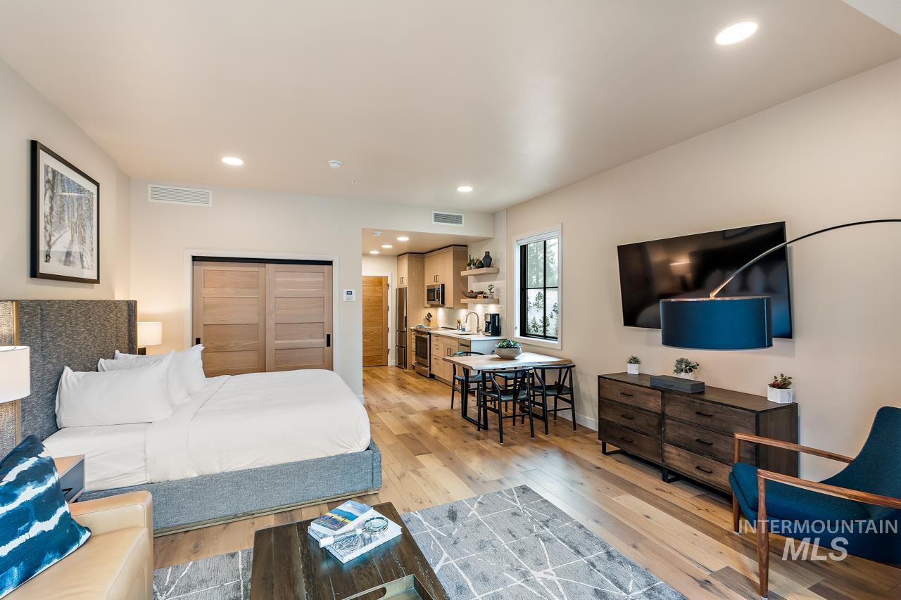 720 Village Dr Unit: 211