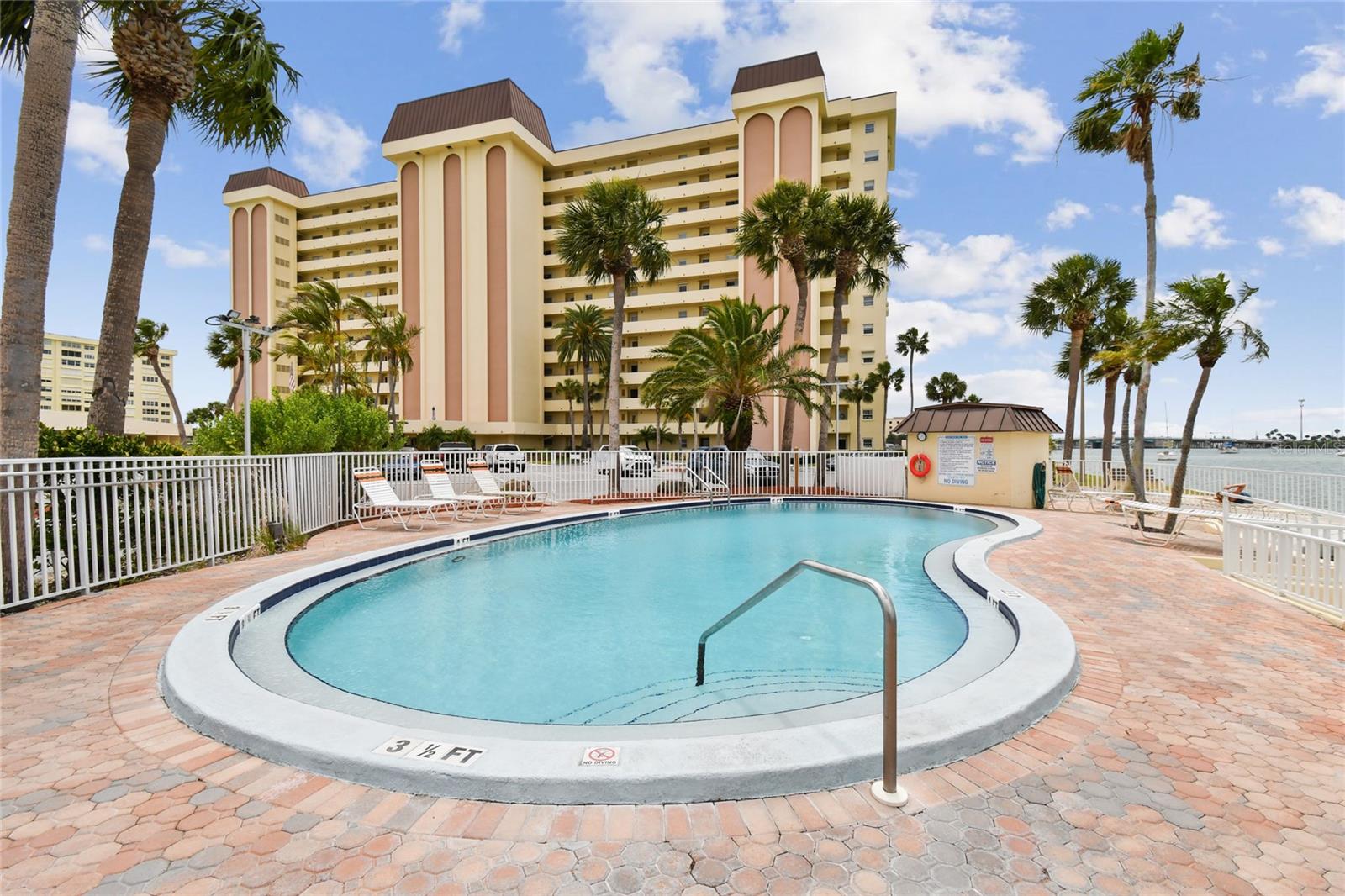 4575 COVE CIR #101