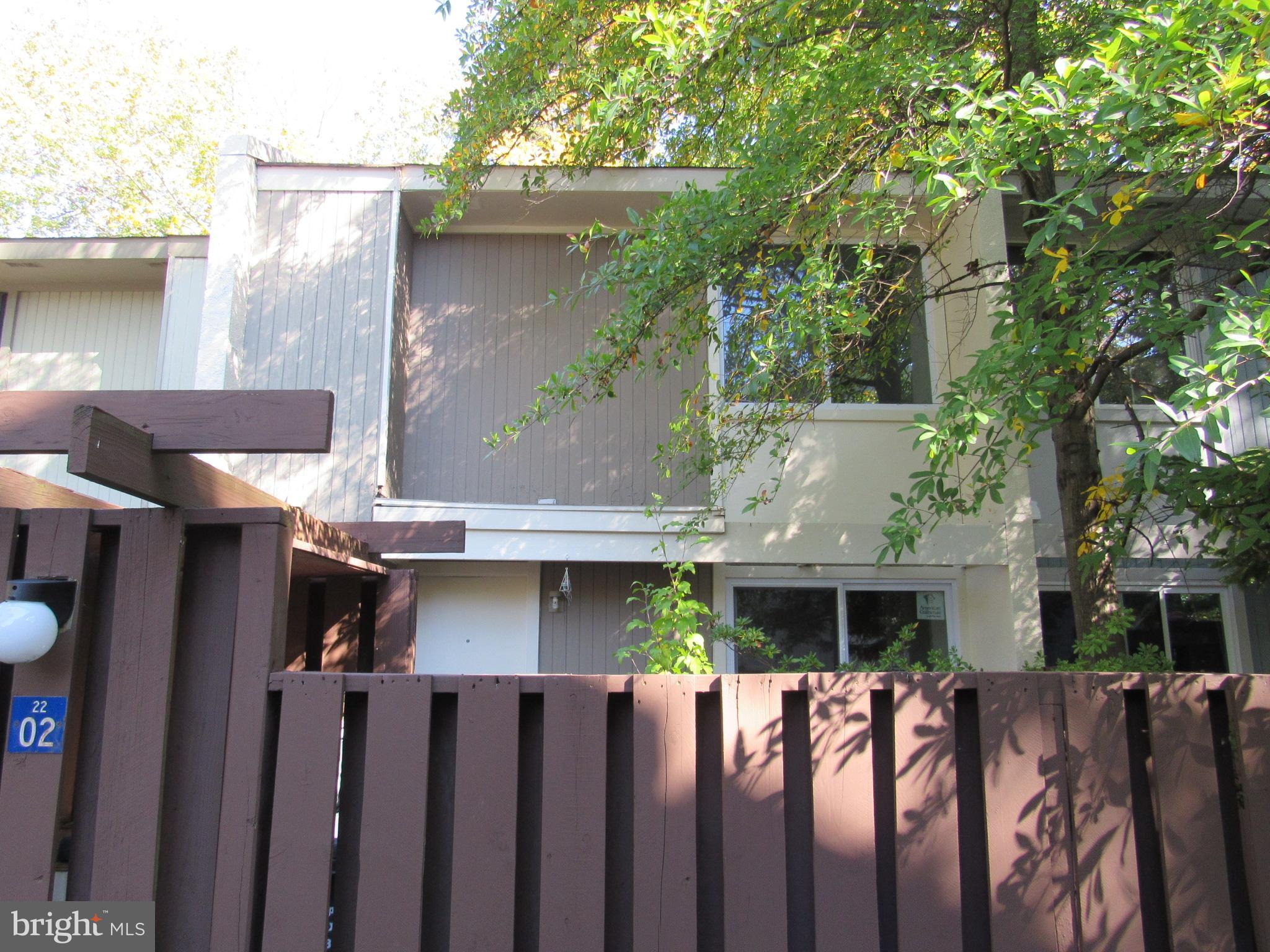 2202 Southgate Sq