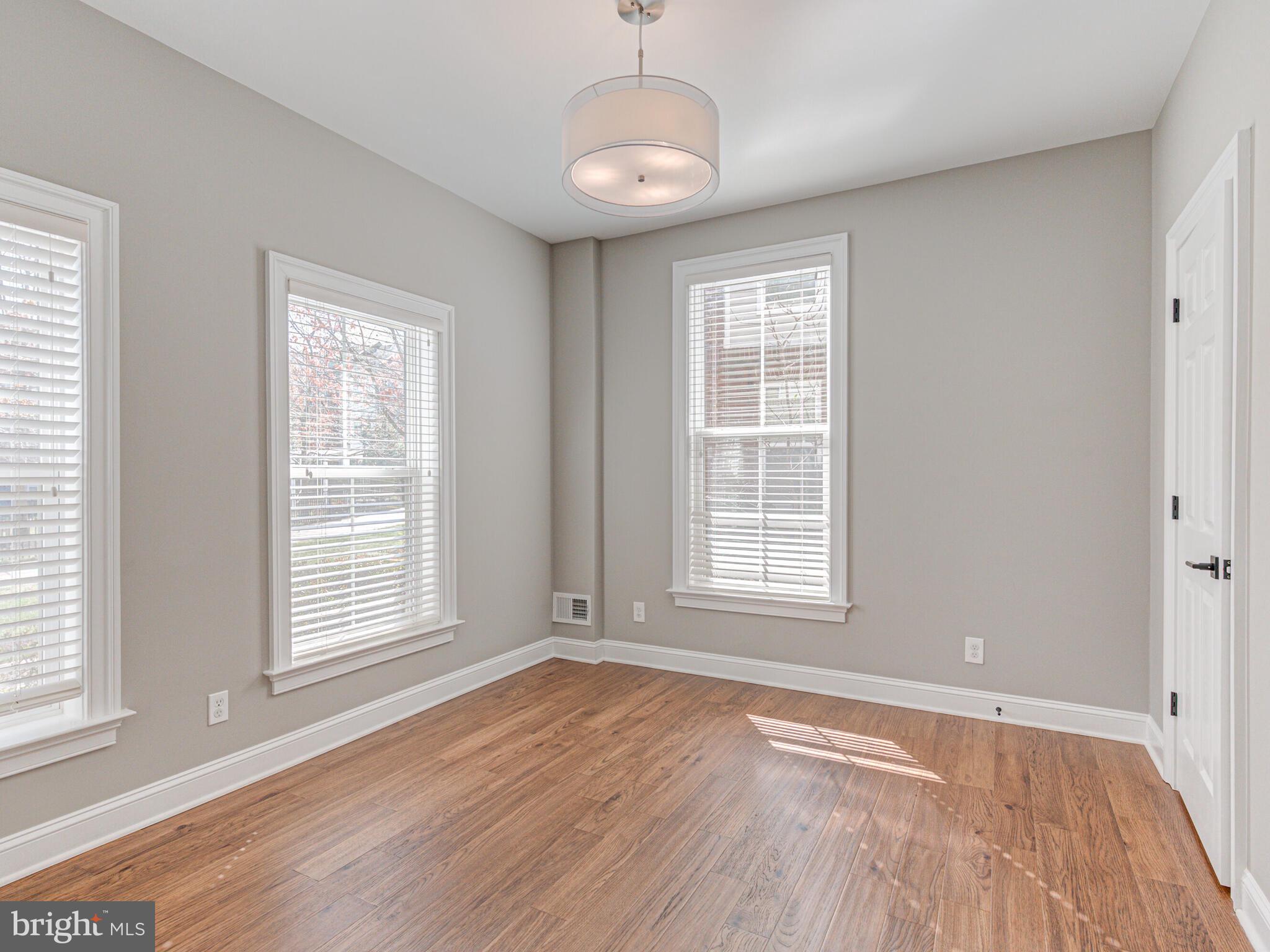 9453 Canonbury Sq