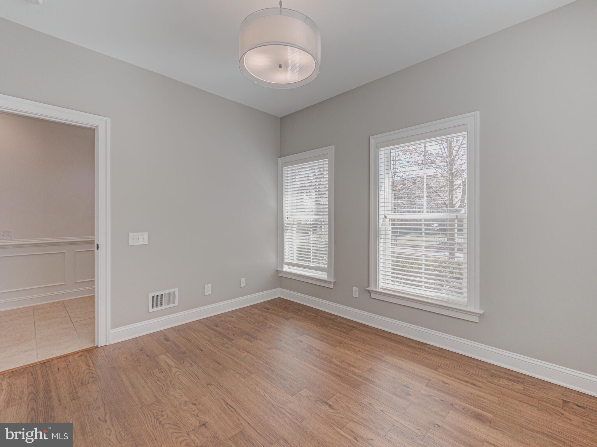 9453 Canonbury Sq