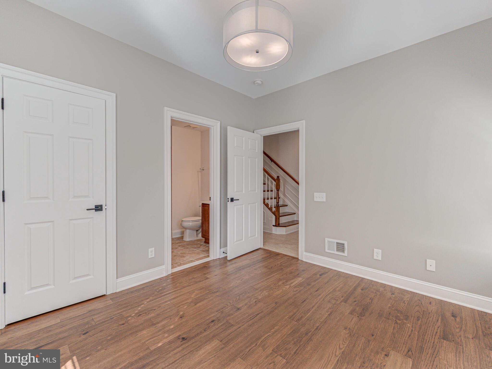9453 Canonbury Sq