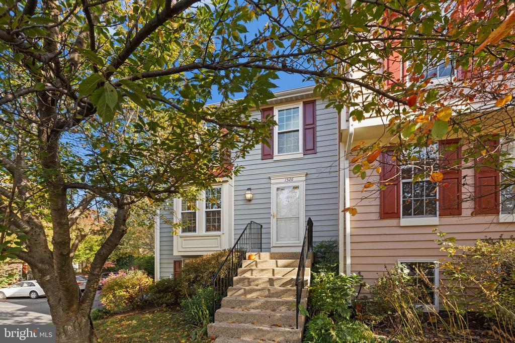 1526 AUTUMN RIDGE CIR