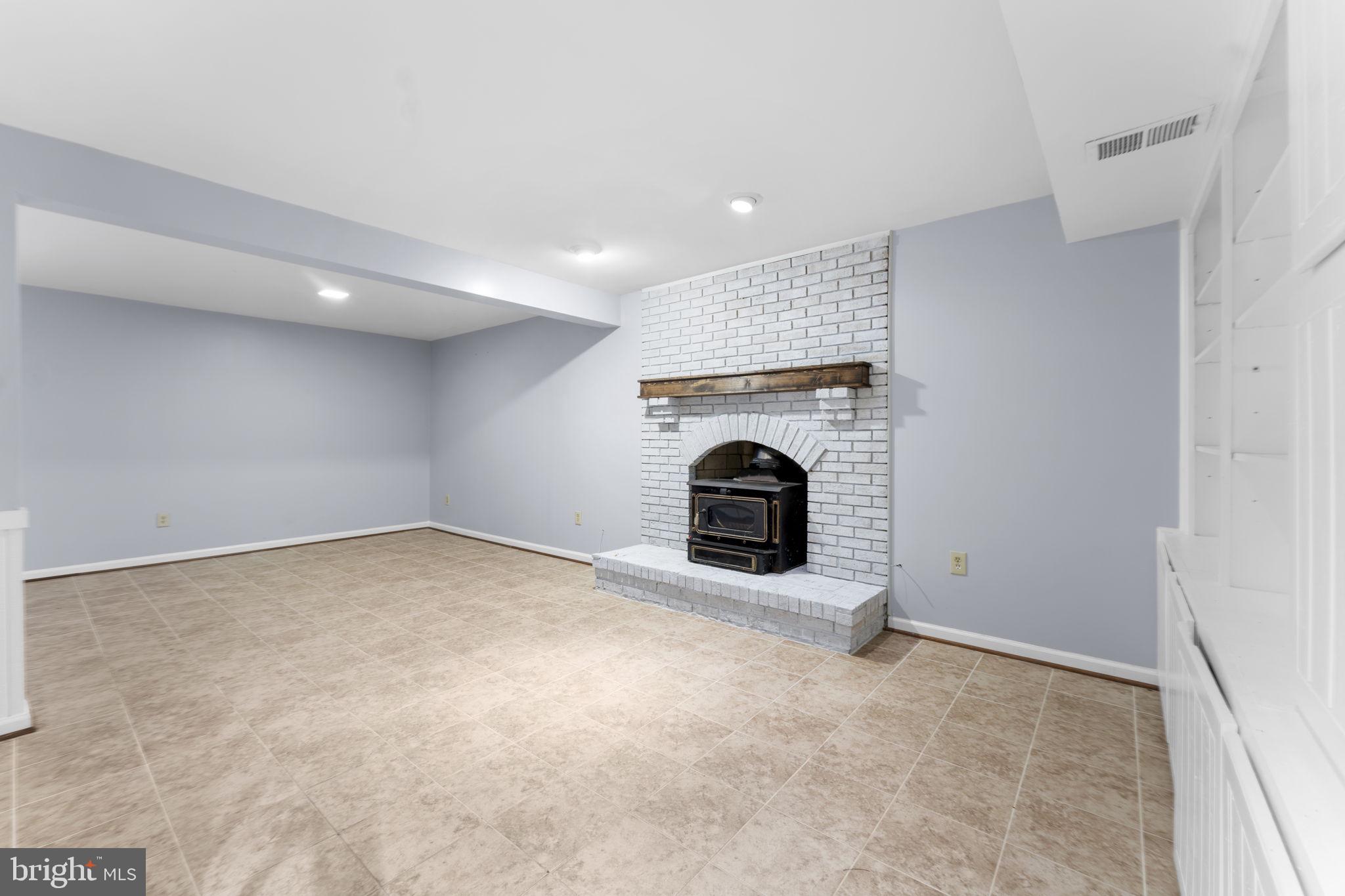 901 HOLLY CREEK DR