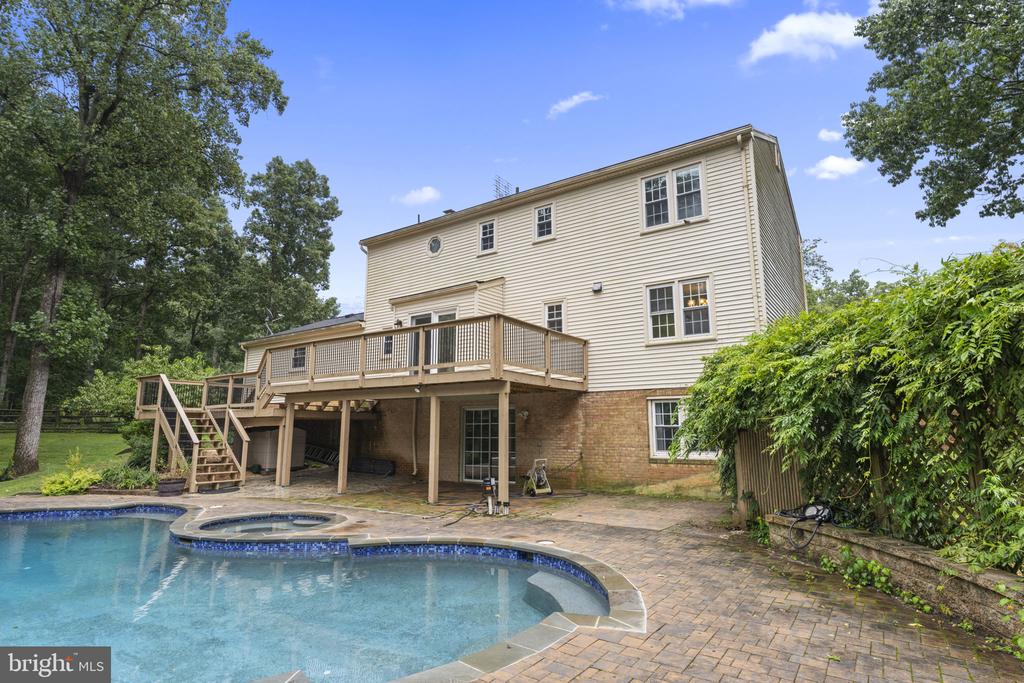 901 HOLLY CREEK DR