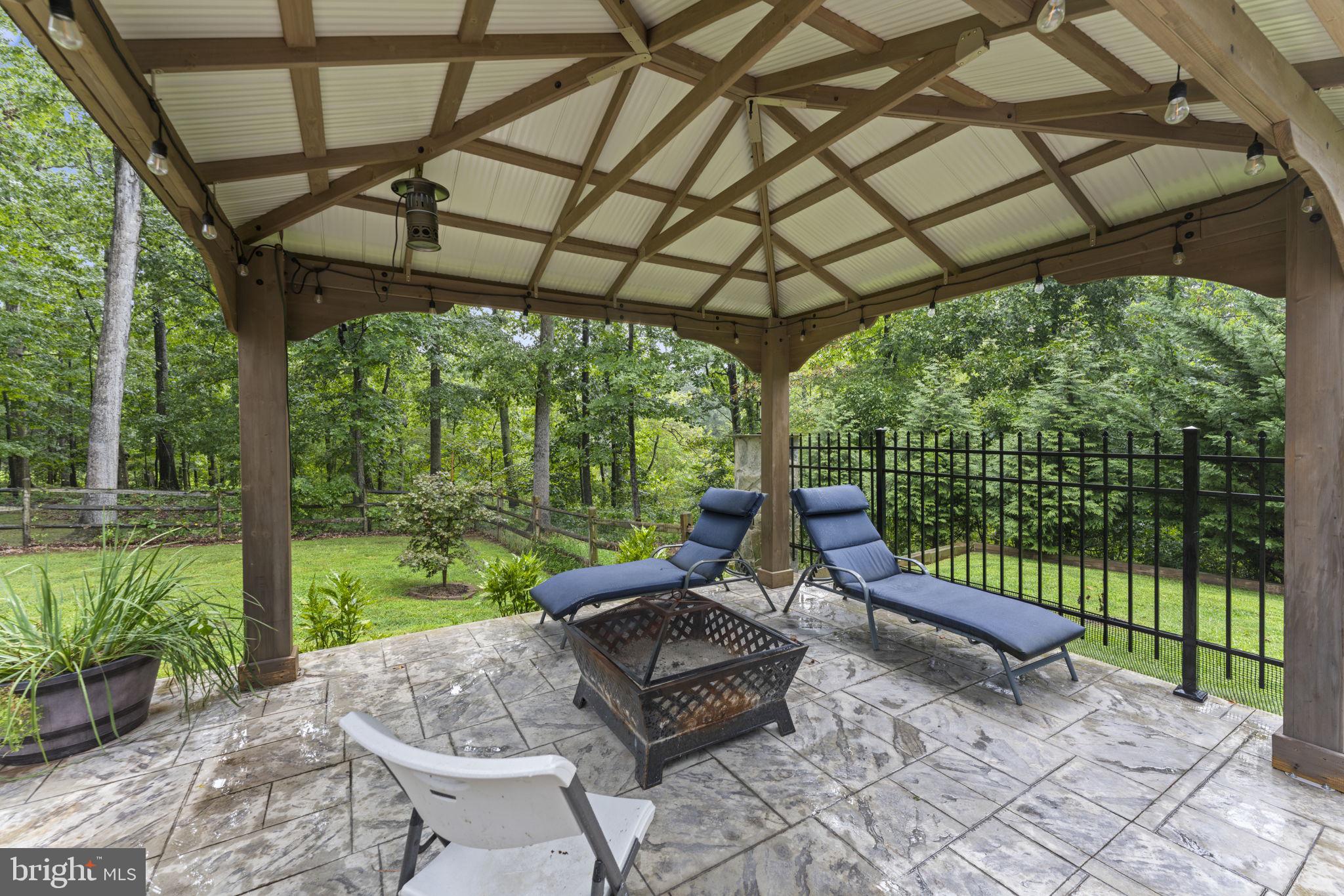 901 HOLLY CREEK DR